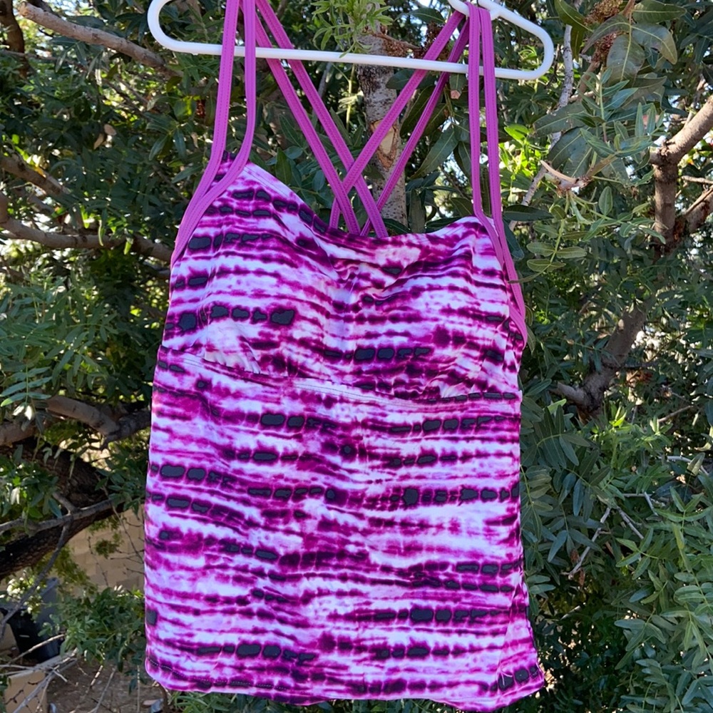 Danskin workout top with shelf bra.